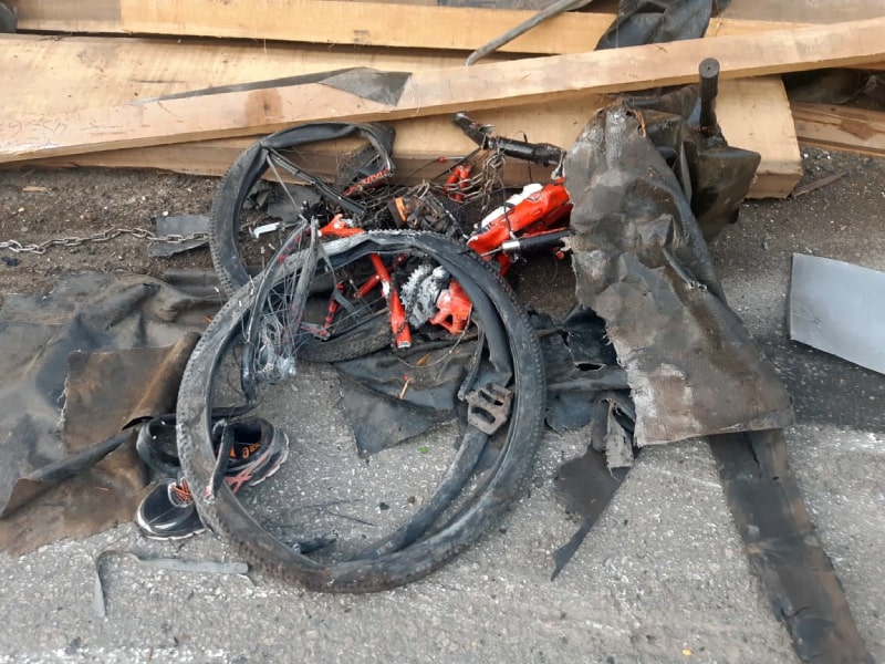 bicleta destruída das vítimas em acidente na br 101 em balneário camboriú