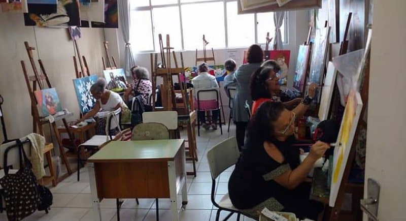 alunas pintando em aula na escola profissional de campinas em são josé