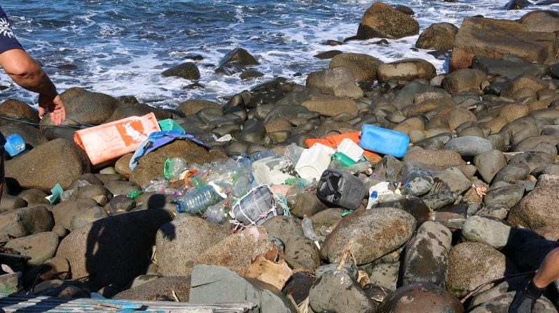 lixo acumulado nos costões trazido pelo mar até a reservado arvoredo - projeto limpeza dos mares