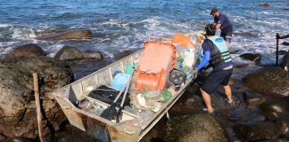 Meia tonelada de lixo é retirada da Reserva do Arvoredo por voluntários - barco carregado com grandes pedaços de lixo sobre as pedras