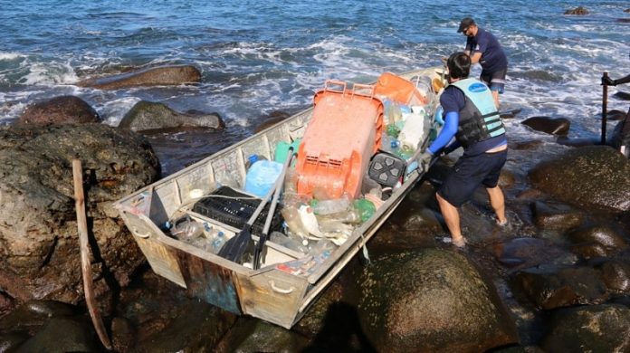 Meia tonelada de lixo é retirada da Reserva do Arvoredo por voluntários - barco carregado com grandes pedaços de lixo sobre as pedras