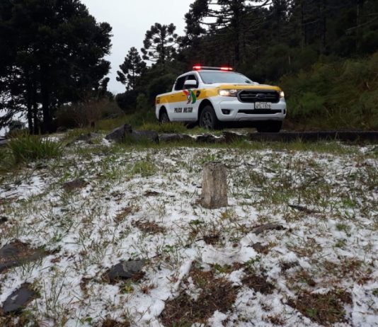 caminhonete da PMRV ao lado de gelo em acostamento - Neva na serra catarinense e polícia monitora gelo nas estradas