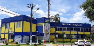 prédio azul e amarelo da prefeitura de Biguaçu, que abriu processo seletivo para vagas temporárias na área da saúde
