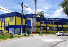prédio azul e amarelo da prefeitura de Biguaçu, que não terá expediente no feriado de corpus christi