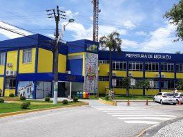 prédio azul e amarelo da prefeitura de Biguaçu, que não terá expediente no feriado de corpus christi