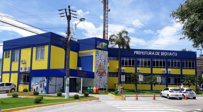 prédio azul e amarelo da prefeitura de Biguaçu, que não terá expediente no feriado de corpus christi