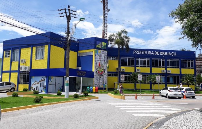 prédio azul e amarelo da prefeitura de Biguaçu, que não terá expediente no feriado de corpus christi