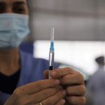 Biguaçu inicia vacinação de gestantes, puérperas e lactantes contra a COVID - mulher olha para agulha