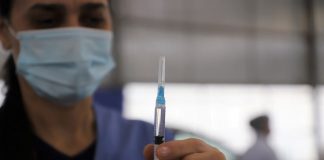 Biguaçu inicia vacinação de gestantes, puérperas e lactantes contra a COVID - mulher olha para agulha