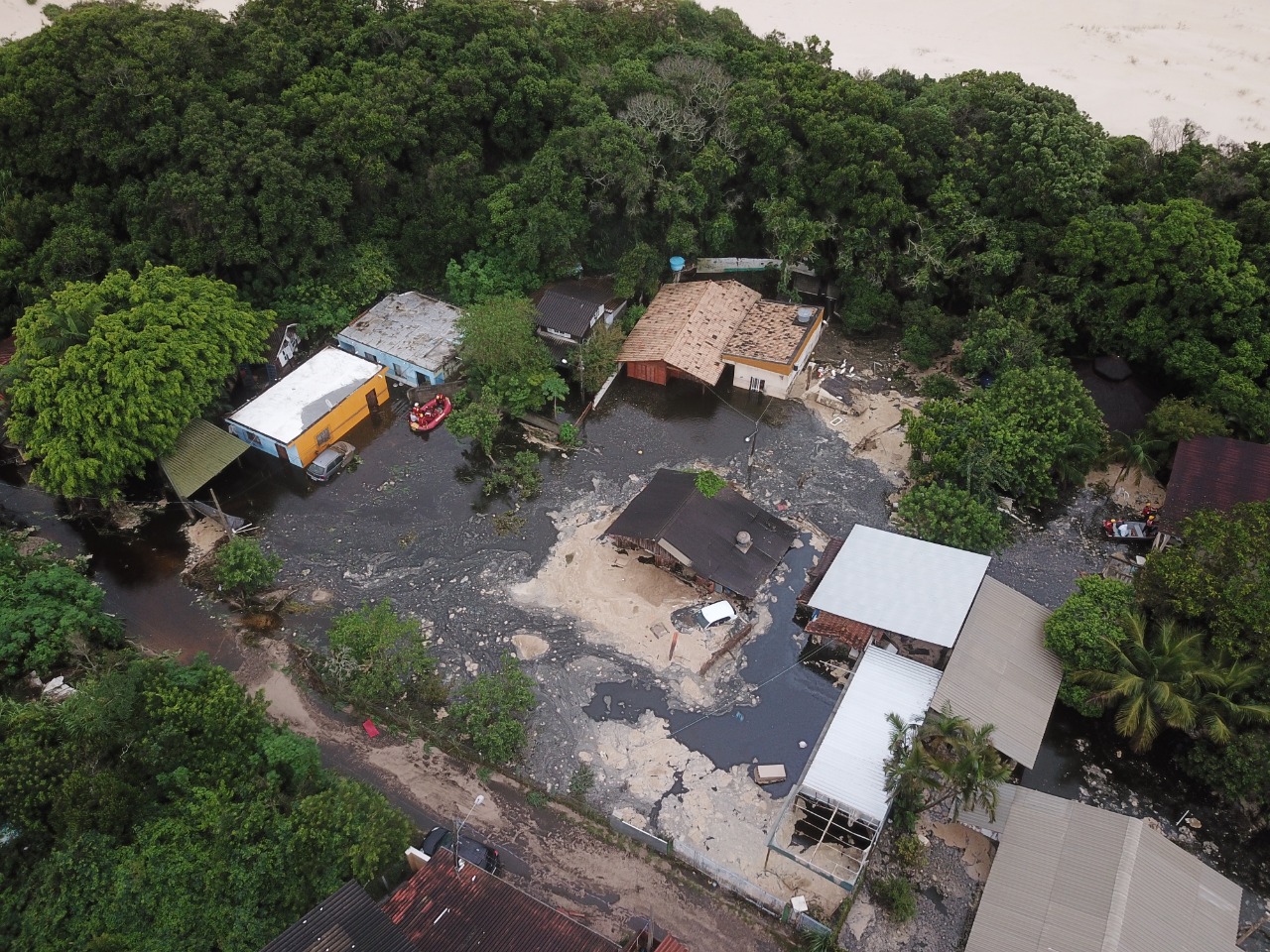 lagoa de evapoinfiltração da casan rompida e com casas alagadas