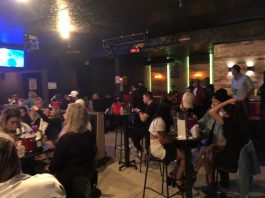 Bares e restaurantes em São José deverão melhorar informações aos clientes pessoas sentadas nas mesas de um bar - estabelecimentos são interditados por tempo indeterminado