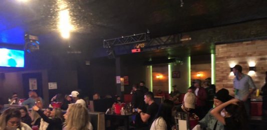 Bares e restaurantes em São José deverão melhorar informações aos clientes pessoas sentadas nas mesas de um bar - estabelecimentos são interditados por tempo indeterminado