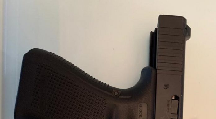 A foto mostra uma pistola preta que foi encontrada nas buscas pelo líder de uma facção criminosa, preso nesta quarta pela polícia federal