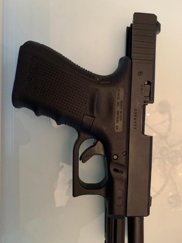 A foto mostra uma pistola preta que foi encontrada nas buscas pelo líder de uma facção criminosa, preso nesta quarta pela polícia federal