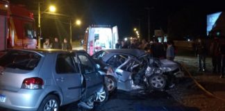 dois carros batidos em acidente fatal em ituporanga