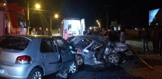 dois carros batidos em acidente fatal em ituporanga