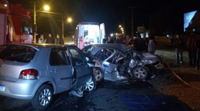 Vídeo flagra momento de acidente fatal na SC-350 em Ituporanga dois carros batidos em acidente fatal em ituporanga