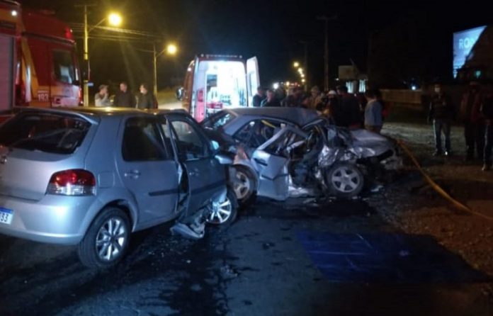 dois carros batidos em acidente fatal em ituporanga