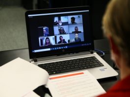 De costas, uma pessoa acompanha uma reunião virtual pelo notebook. Nesta semana a Alesc discutiu a questão do ensino domiciliar em Santa Catarina.