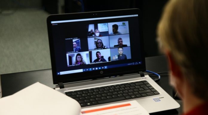 De costas, uma pessoa acompanha uma reunião virtual pelo notebook. Nesta semana a Alesc discutiu a questão do ensino domiciliar em Santa Catarina.