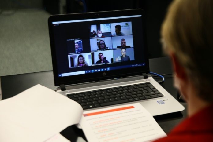 De costas, uma pessoa acompanha uma reunião virtual pelo notebook. Nesta semana a Alesc discutiu a questão do ensino domiciliar em Santa Catarina.