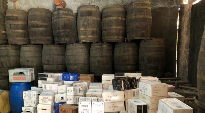 caixas e barris de bebidas álcoolicas em apreensões da receita federal