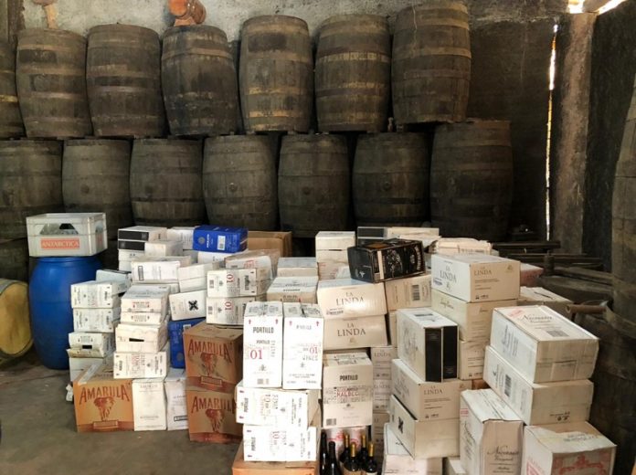 caixas e barris de bebidas álcoolicas em apreensões da receita federal