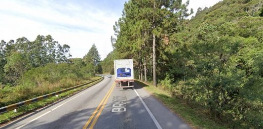 caminhão em pista simples da rodovia br-282; fiesc calcula em 192 milhões investimento em obras