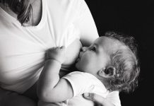 Projeto que inclui lactantes no grupo prioritário da vacinação é aprovado na Alesc - mulher lactante amamenta bebê