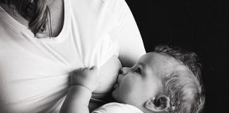 Projeto que inclui lactantes no grupo prioritário da vacinação é aprovado na Alesc - mulher lactante amamenta bebê