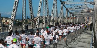 Corridas de rua liberadas: foto mostra grande quantidade de pessoas correndo sobre a ponte hercílio luz, vistas de costas