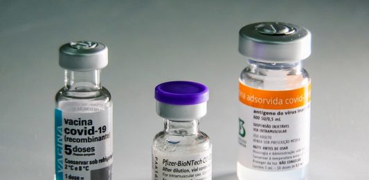 três ampolas de vacinas diferentes - Quase 70 mil pessoas não retornaram para tomar a segunda dose