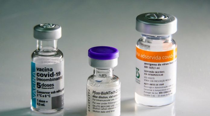 três ampolas de vacinas diferentes - Quase 70 mil pessoas não retornaram para tomar a segunda dose