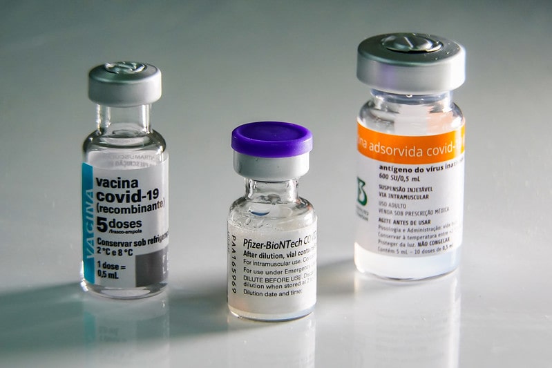 três ampolas de vacinas diferentes - Quase 70 mil pessoas não retornaram para tomar a segunda dose