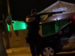 Guarda de Balneário Camboriú agride mulher com tapa no rosto Guarda de Balneário Camboriú agride mulher com tapa no rosto - policial com escopeta empunhada ao lado de viatura