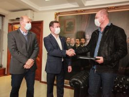 Governo protocola reforma da previdência estadual na assembleia Deputados Mauro de Nadal e José Milton Scheffer recebem do secretário Eron Giordan os projetos que tratam da reforma da previdência - Ag Alesc/Divulgação/CSC