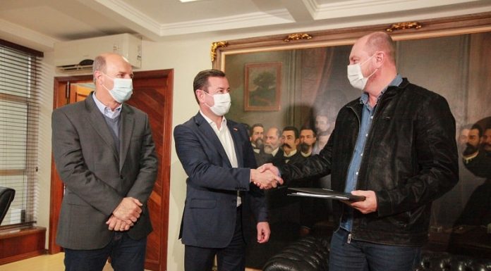 Governo protocola reforma da previdência estadual na assembleia Deputados Mauro de Nadal e José Milton Scheffer recebem do secretário Eron Giordan os projetos que tratam da reforma da previdência - Ag Alesc/Divulgação/CSC