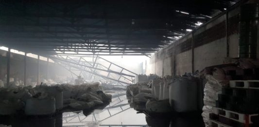 parte do galpão da colônia penal de palhoça destruída por incêndio