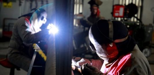 Alesc avalia reajustar salário mínimo regional em 7% soldador em indústria