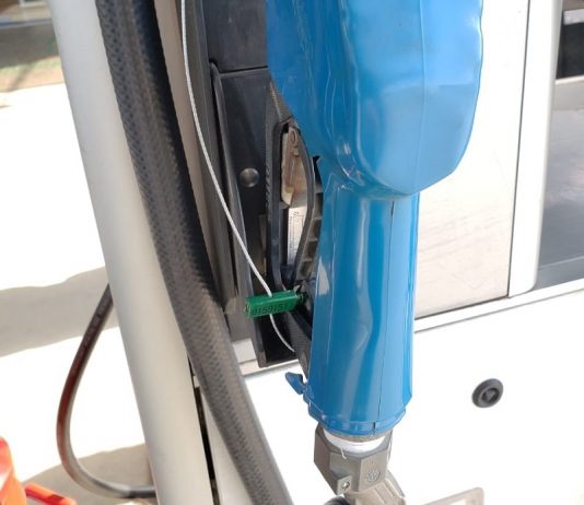 Fiscalização em postos lacra bombas de combustível em Palhoça bomba de combustível com lacre após fiscalização em palhoça