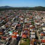 Vista aérea mostra residências e ruas de Florianópolis, que aderiu ao programa lar legal para regularizar títulos de propriedades