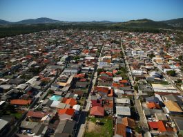 Idosa morre após roda de ônibus passar sobre seu pé Vista aérea mostra residências e ruas de Florianópolis, que aderiu ao programa lar legal para regularizar títulos de propriedades