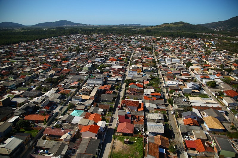 Vista aérea mostra residências e ruas de Florianópolis, que aderiu ao programa lar legal para regularizar títulos de propriedades
