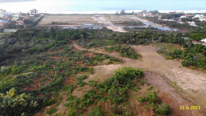 área da construção do loteamento no sul da ilha, com partes de mata e clareiras