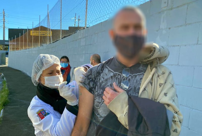 enfermeira aplica dose única da vacina de covid em braço de homem que é da população de rua em são josé