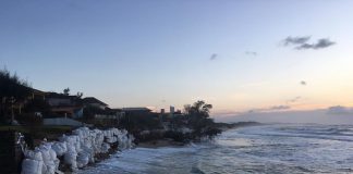 ondas chegando até às barreiras no morro das pedras formadas com sacos