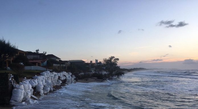 ondas chegando até às barreiras no morro das pedras formadas com sacos