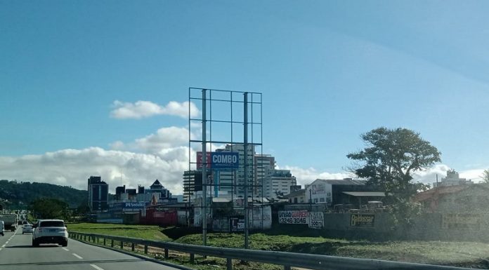 Após furtos, placas rodoviárias da Via Expressa serão de material mais barato