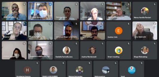 Reunião discute protocolo para eventos testes em Santa Catarina Uma tela de computador mostra várias janelinhas com os participantes da reunião da Santur para falar dos eventos testes e seus protocolos.