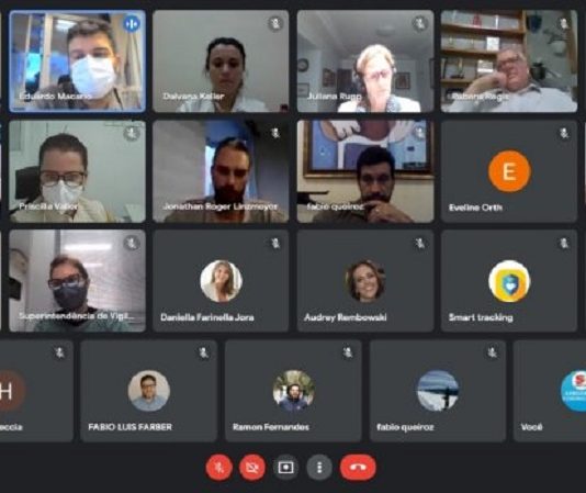 Uma tela de computador mostra várias janelinhas com os participantes da reunião da Santur para falar dos eventos testes e seus protocolos.